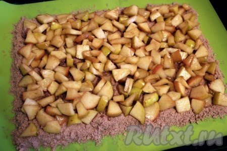 На тесто-крошку равномерно выложить яблочную начинку.