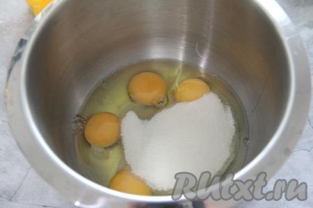 Соединить яйца с сахаром в чаше для взбивания.