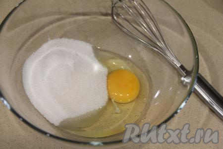 В объёмной миске соединить сахар, ванильный сахар и яйцо.