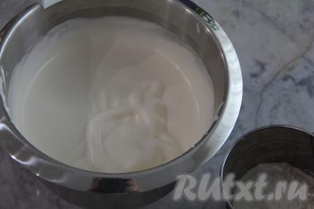 Взбить миксером яйца с сахаром и солью на максимальной скорости миксера в течение 7 минут (до получения пышной и светлой массы).
