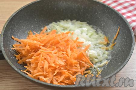 Очищаем морковку, чеснок и лук. Растапливаем на сковороде кусочек сливочного масла, затем выкладываем мелко нарезанную луковицу и натёртую на крупной тёрке морковку, перемешиваем и обжариваем минут 5-6 (до мягкости моркови) на среднем огне, время от времени помешиваем. 