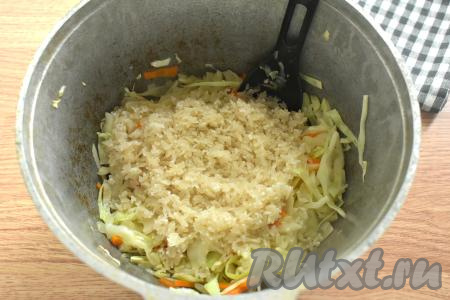 Сухой рис насыпаем в сито, несколько раз промываем под проточной водой и оставляем на несколько минут, чтобы с него стекла лишняя вода. К капусте, обжаренной с луком и морковью, выкладываем рис, солим, перчим.