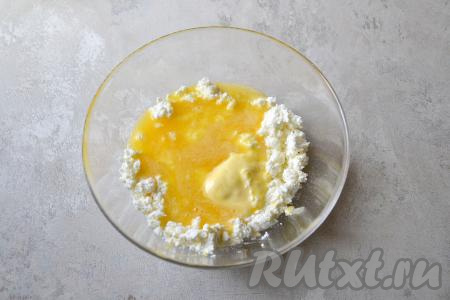 В миску с творогом и маслом влейте яйцо, смешанное с сахаром.