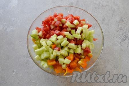 Нарезанные огурцы, перец и помидор выложите в миску с кускусом.