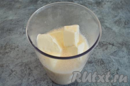 В чашу с дынной смесью выложить кусочки мороженого, влить молоко.