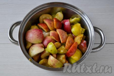 Яблоки переберите, возьмите спелые, крепкие плоды. Вымойте яблоки. Больше всего пектина содержится в кожуре, поэтому очищать яблоки от кожуры не нужно. Нарежьте яблоки на части, удаляя семенную коробочку вместе семенами. 700 грамм нарезанных яблок сложите в кастрюлю, влейте 400 миллилитров воды и поставьте кастрюлю на огонь.