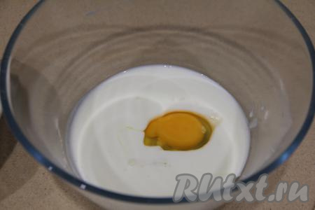 В глубокую миску влить кефир, добавить в него сырое яйцо, перемешать.