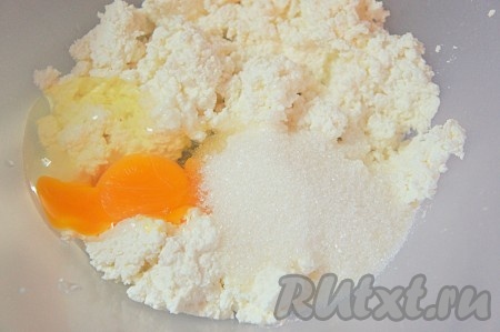 Творог растереть вилкой, добавить яйцо, сахарный песок, соль. Тщательно перемешать.