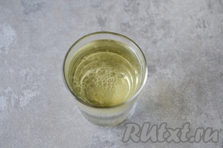 В стакан налейте растительное масло и кипяток.