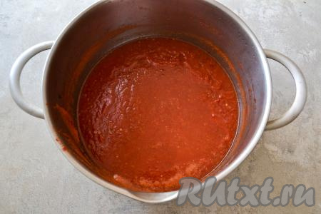 Поставьте кастрюлю с томатной массой на плиту. Доведите до кипения, сделайте огонь чуть ниже среднего и варите 20-25 минут, не накрывая крышкой и периодически перемешивая.