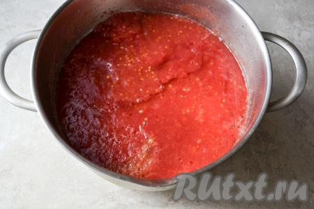 Вымойте спелые помидоры, разрежьте на части, удалите плодоножку, а затем прокрутите через мясорубку с мелкой решёткой в кастрюлю, в которой будете варить кетчуп. Оставьте томатную массу на 4-5 часов (а можно и на ночь) в прохладном помещении.