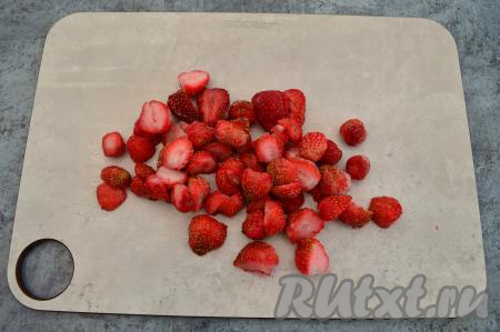 Слегка размороженную клубнику разрезать на части, чтобы её легче было пробивать погружным блендером. Свежие ягоды можно оставить целыми.