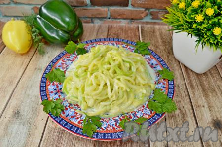 Аппетитные, нежные спагетти из кабачков с творожным сыром переложить на тарелку и подать к столу в качестве основного блюда или в качестве гарнира к птице или мясу.
