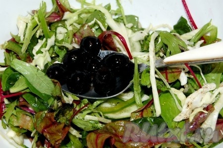 Добавить в салат репчатый лук и оливки.