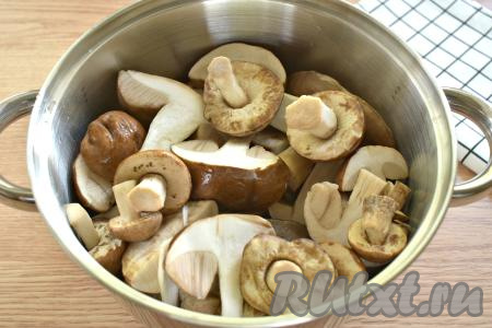 Перекладываем грибы в кастрюлю, крупные подберёзовики и подосиновики лучше разрезать на части.