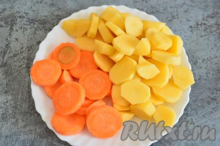 Затем очистить и нарезать на средние кусочки картошку и морковку.