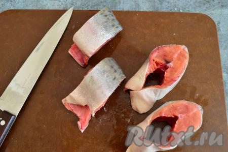Горбушу тщательно вымыть, удаляя внутренности из брюшка. Ножом очистить рыбу от чешуи. Отрезать голову и хвост - эти части рыбы можно использовать для приготовления первых блюд. Оставшуюся рыбку нарезать на кусочки толщиной 3-4 сантиметра (у меня получилось 4 порционных кусочка).