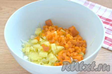 Варёную морковку очищаем, нарезаем на кубики такого же размера, как нарезали картошку, тоже добавляем в миску.