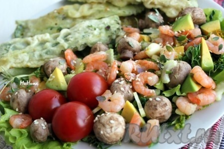Аппетитный, сытный салат с савойской капустой, грибами и креветками готов, можно начинать доставать ножи и вилки.
