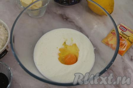 Тесто для кекса в этом рецепте будем замешивать обычным венчиком, нам не потребуется миксер. В миску влить кефир, добавить яйцо, интенсивно перемешать венчиком.