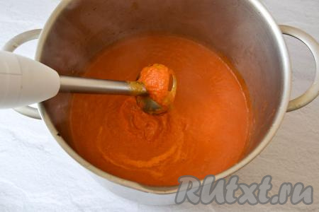 Снимите с огня, измельчите томатную массу погружным блендером до однородности.