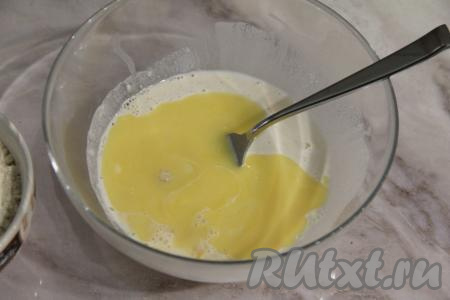 Растопить сливочное масло, дать ему немного остыть и перелить в миску со смесью из опары и яйца, добавить соль и оставшийся сахар, перемешать. 
