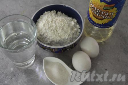 Подготовить продукты для приготовления тонких блинов на воде с яйцами. Вода для блинов должна быть горячей, её температура должна быть примерно 60 градусов.