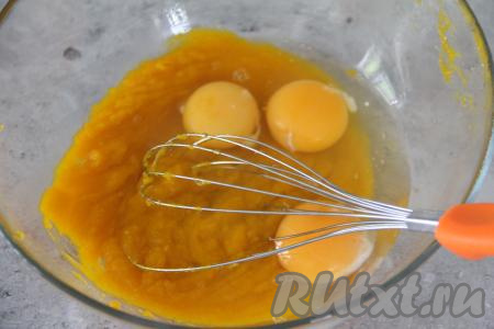 К пюре из тыквы добавить яйца, перемешать венчиком.