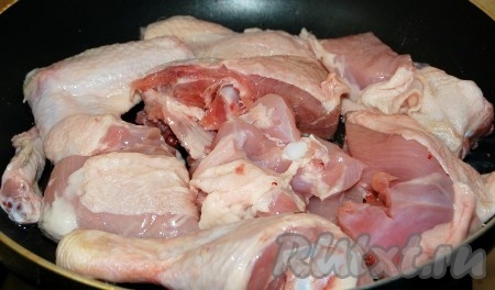 Курицу нарезать на небольшие кусочки и обжарить на сковороде с двух сторон по 10 минут.