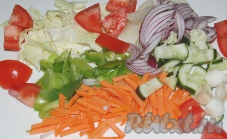 Все подготовленные овощи вымыть, обсушить и нарезать небольшими кусочками.