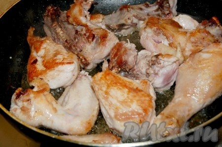 Курицу нарезать на порционные кусочки и обжарить на сковороде с двух сторон до румяной корочки (примерно, по 5 минут с каждой стороны) на среднем огне.