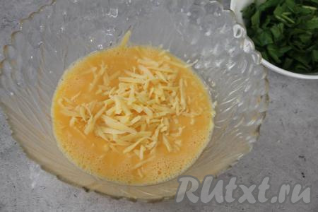 К яично-молочной смеси добавить сыр, натёртый на крупной тёрке, снова перемешать.