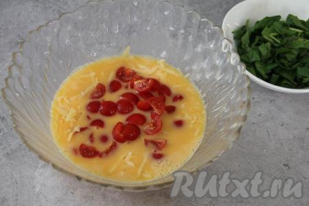 В яично-сырную смесь выложить нарезанные помидоры.