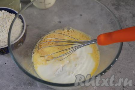 В яичную смесь влить 300 миллилитров кефира, всыпать соду, перемешать массу венчиком и оставить минуты на 3 (это время нужно для того, чтобы сода полностью погасилась в кефире).