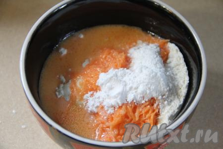 Добавить натёртую морковь, муку, разрыхлитель, сахар, корицу и ванилин.