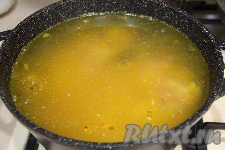 После того как картошка проварится 10 минут, добавить в кастрюлю обжаренные овощи, лавровый лист. Если вы готовите суп с замороженным зелёным горошком, тогда добавьте его, не размораживая, на этом этапе. Варить 5 минут.
