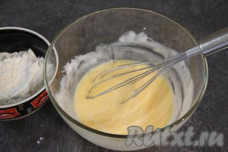 Затем в миску со смесью из кефиры и соды добавить сырое яйцо, соль и растительное масло, перемешать венчиком.