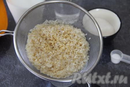 Отмерить пшено и рис, всыпать крупы в сито и хорошо промыть под проточной водой.