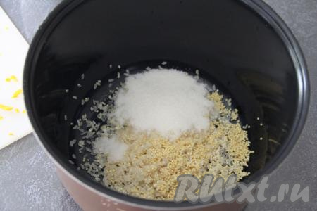 В чашу мультиварки выложить промытый рис с пшеном, всыпать соль и сахар.