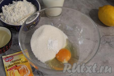 В миске соединить яйцо, ванилин и сахар.