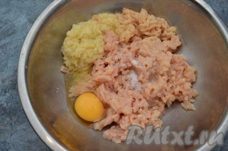 Куриное мясо, нарезанное на кусочки, и остывший жареный лук пропустить через мясорубку. В получившийся фарш вбить сырое яйцо, всыпать соль по вкусу.