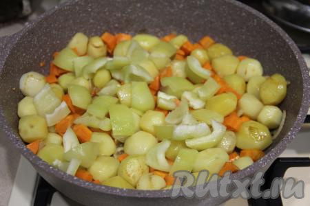 Болгарский перец, если будете его добавлять, очистить от плодоножки с семенами, затем нарезать его на достаточно крупные кусочки и добавить в сковороду.