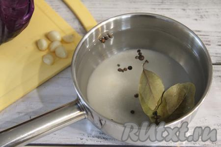 Для приготовления маринада нужно в сотейник (или в кастрюлю) влить воду, добавить соль, сахар, горошины перца и лавровые листья, поставить на огонь.