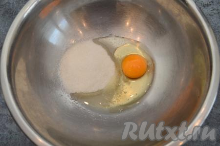 В достаточно объёмную миску всыпать сахар, вбить сырое яйцо.