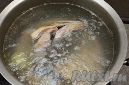 Как только рыбный бульон закипит, снять пену и варить рыбу на небольшом огне под крышкой в течение 25 минут.