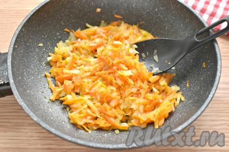Периодически перемешивая, обжариваем лук с морковкой на среднем огне 5-6 минут.