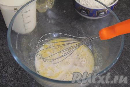 В смесь яйца и сахара влить запенившуюся дрожжевую смесь, ещё раз перемешать.