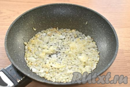 Пока картофельное пюре остывает, приготовим зажарку из лука. Для этого очищенный лук нарезаем мелко, выкладываем на сковороду в разогретое растительное масло и обжариваем его на среднем огне до лёгкого румянца (примерно в течение 3-4 минут).