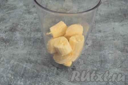 Бананы очистить от кожуры, поломать на крупные кусочки и выложить в чашу погружного блендера.