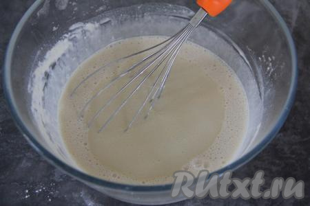 Тесто для блинов, замешанное на молоке и кефире, получается достаточно жидким и однородным. Влить в тесто растительное масло и ещё раз перемешать.